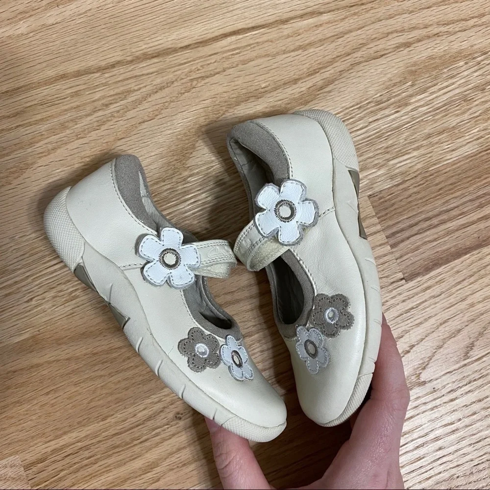 Clarks Tan Floral Mary Jane Shoes Sz 7 Kids Girls